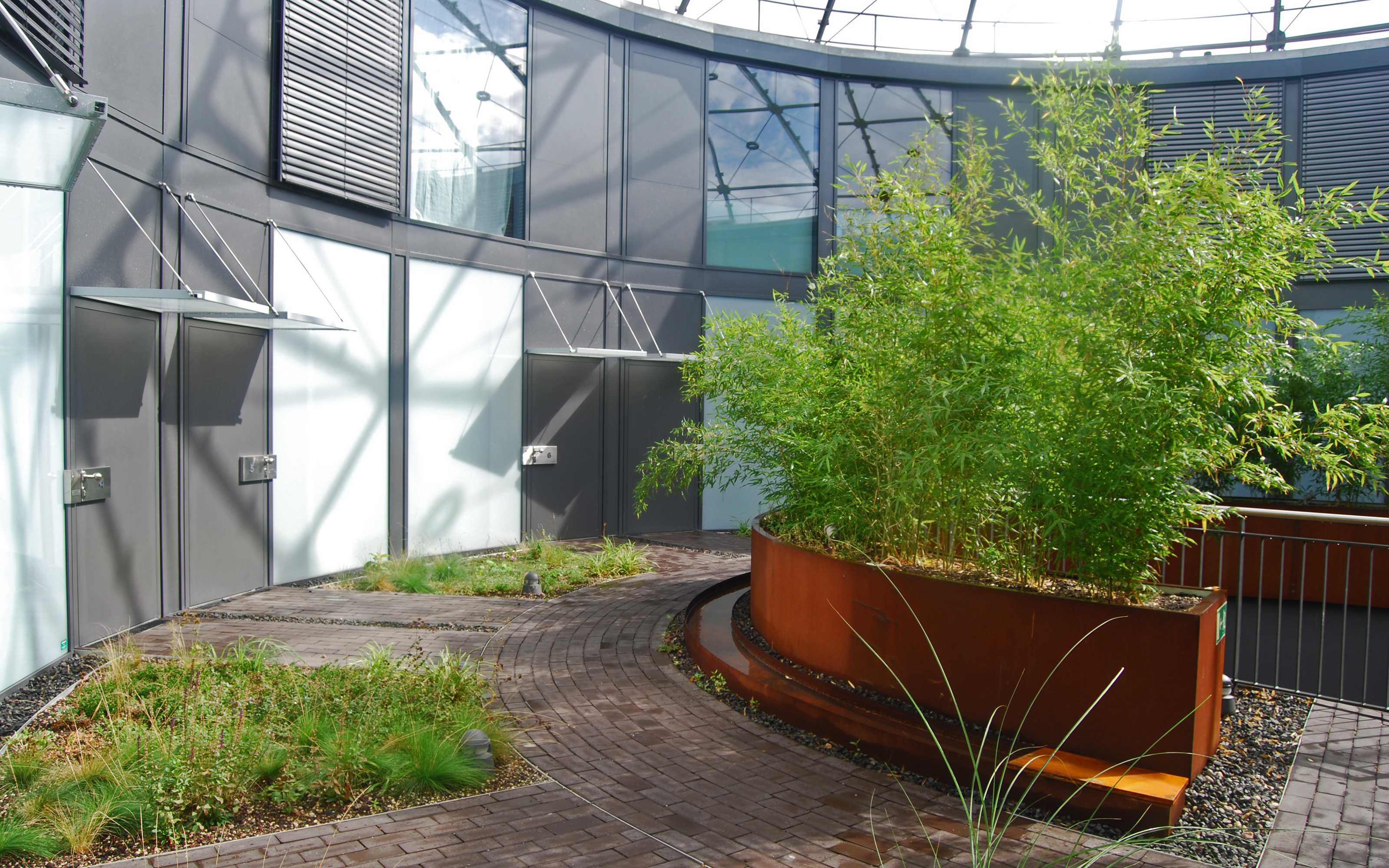 Innenhof mit Bambus und umlaufendes Wasserbecken