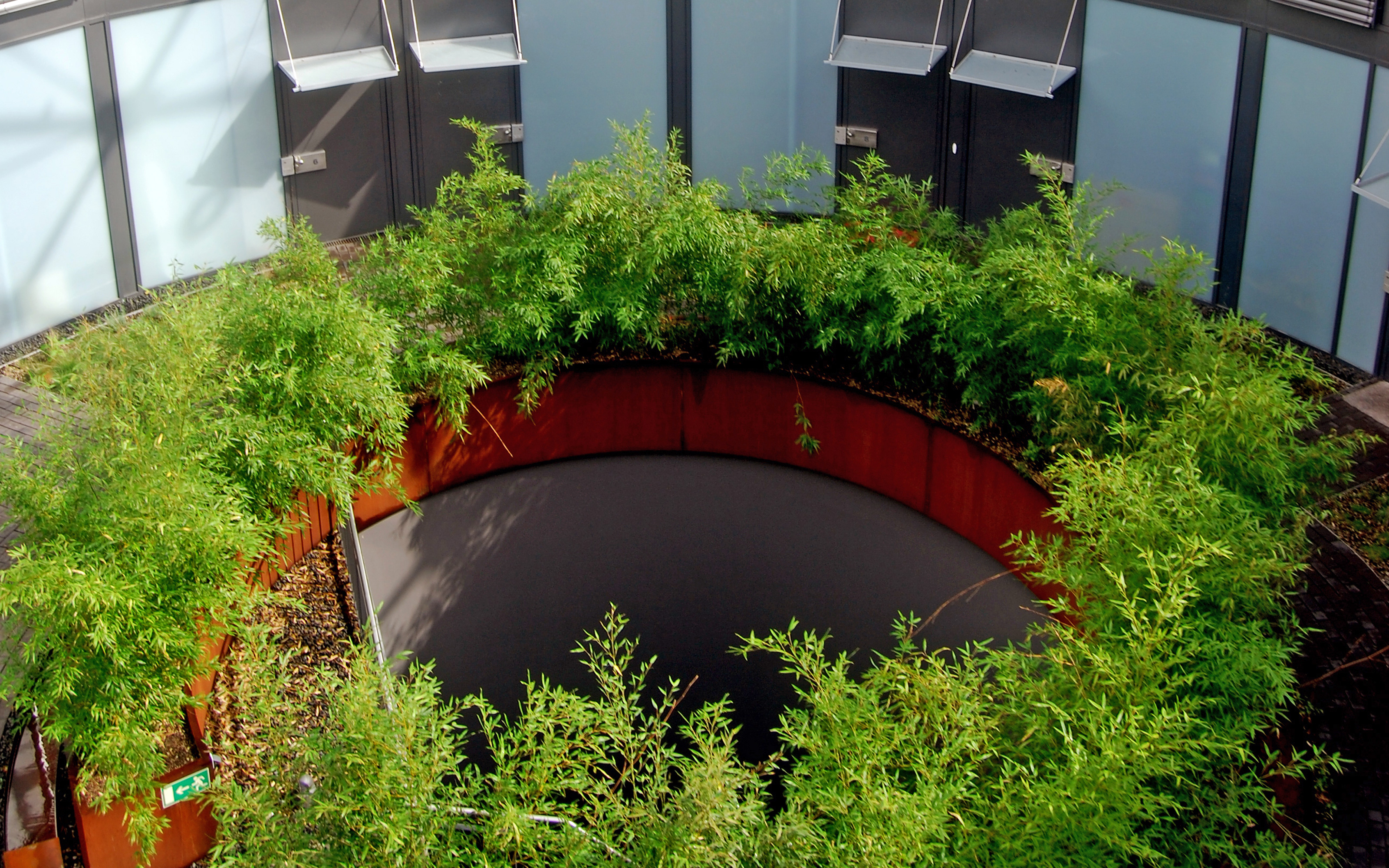 Der Innenhof wurde mit Bambus begrünt.