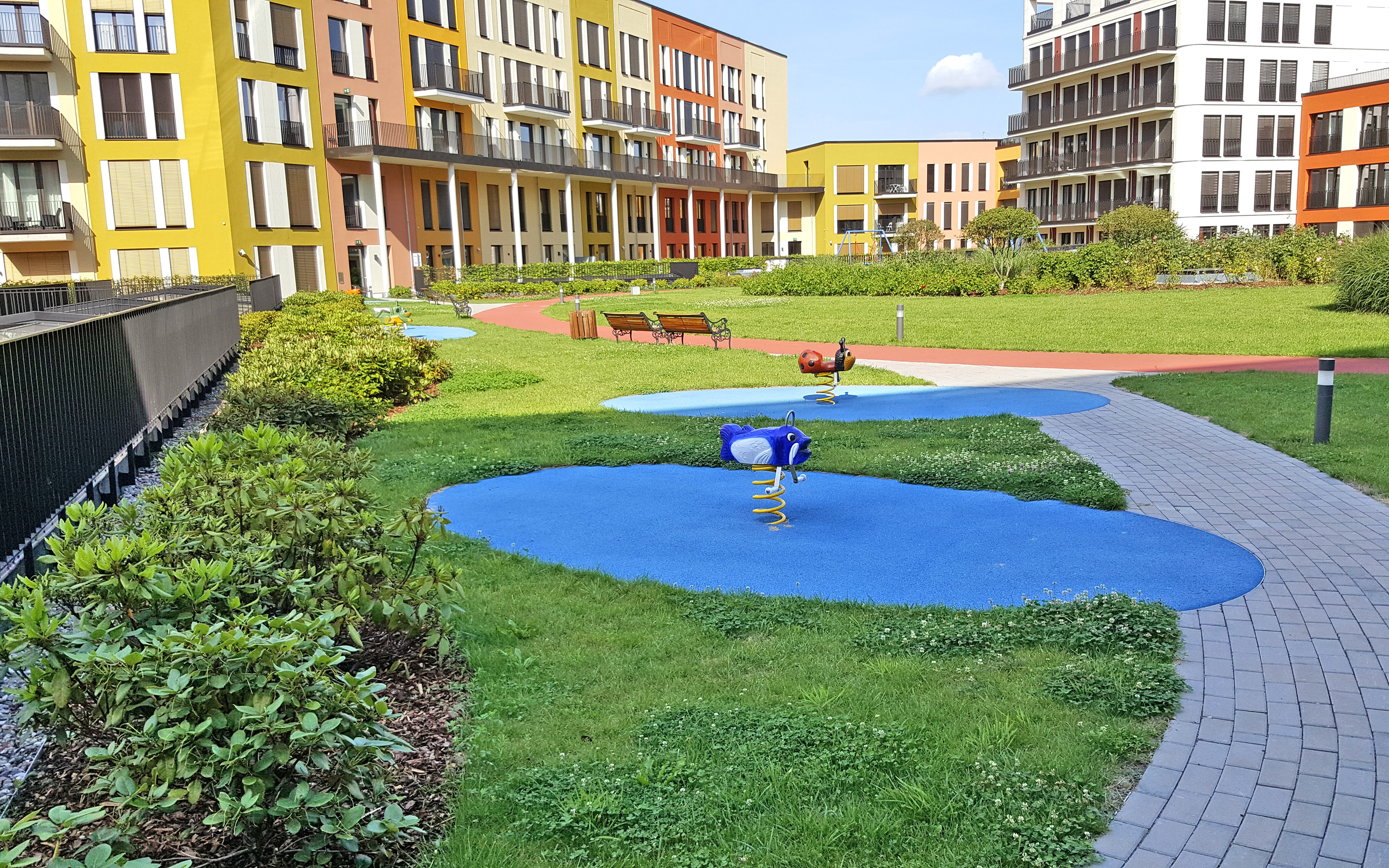 Begrünte Tiefgarage mit Rasen und Spielbereichen