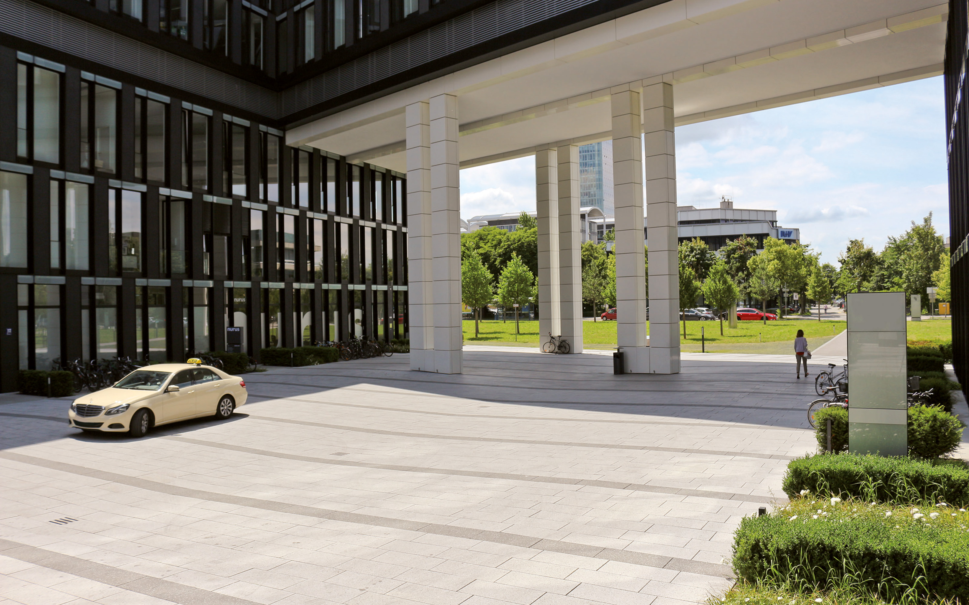 Hofdurchfahrt mit hohen Säulen