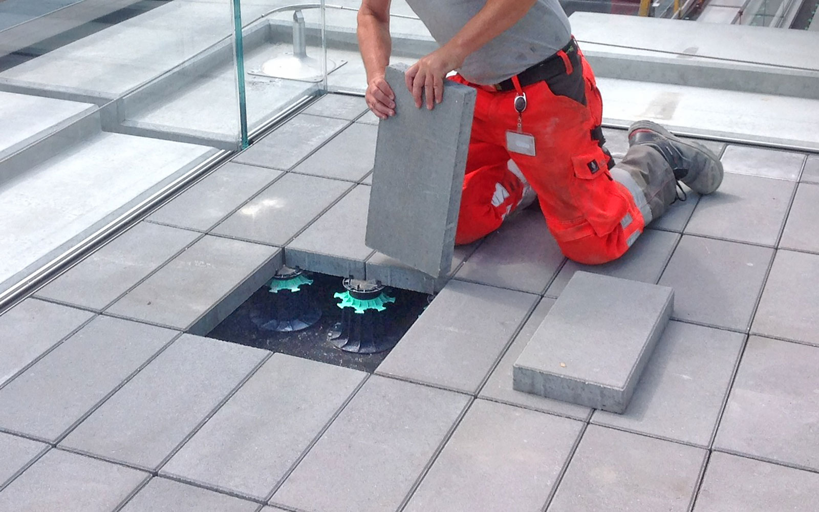 Verlegung von  Belägen auf Elefeet® Stelzlagern