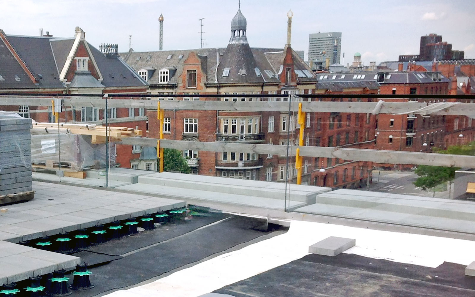 Verlegung von  Belägen auf Elefeet® Stelzlagern