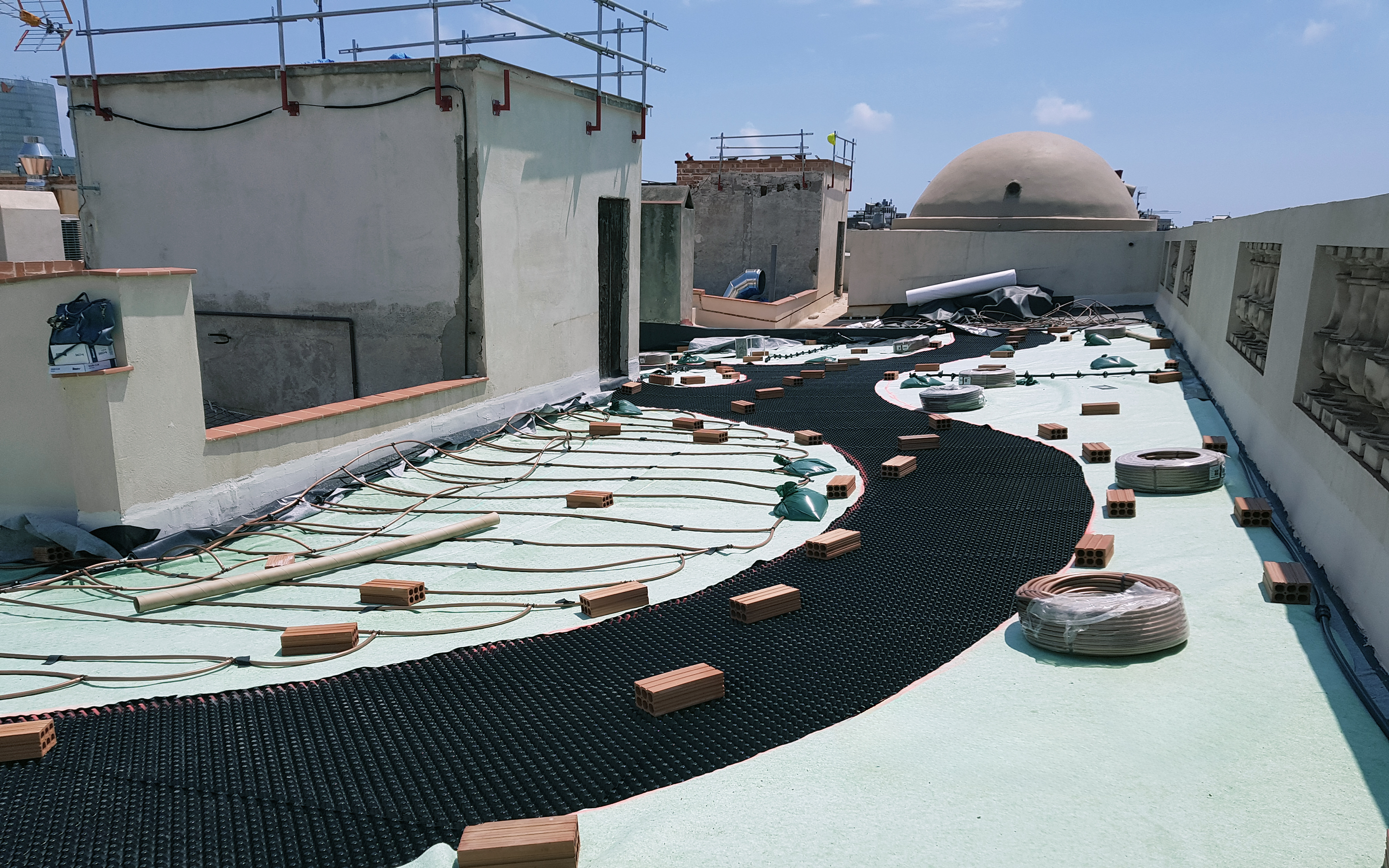 Dachfläche mit Aquafleece® AF 300 und Tropfschläuchen