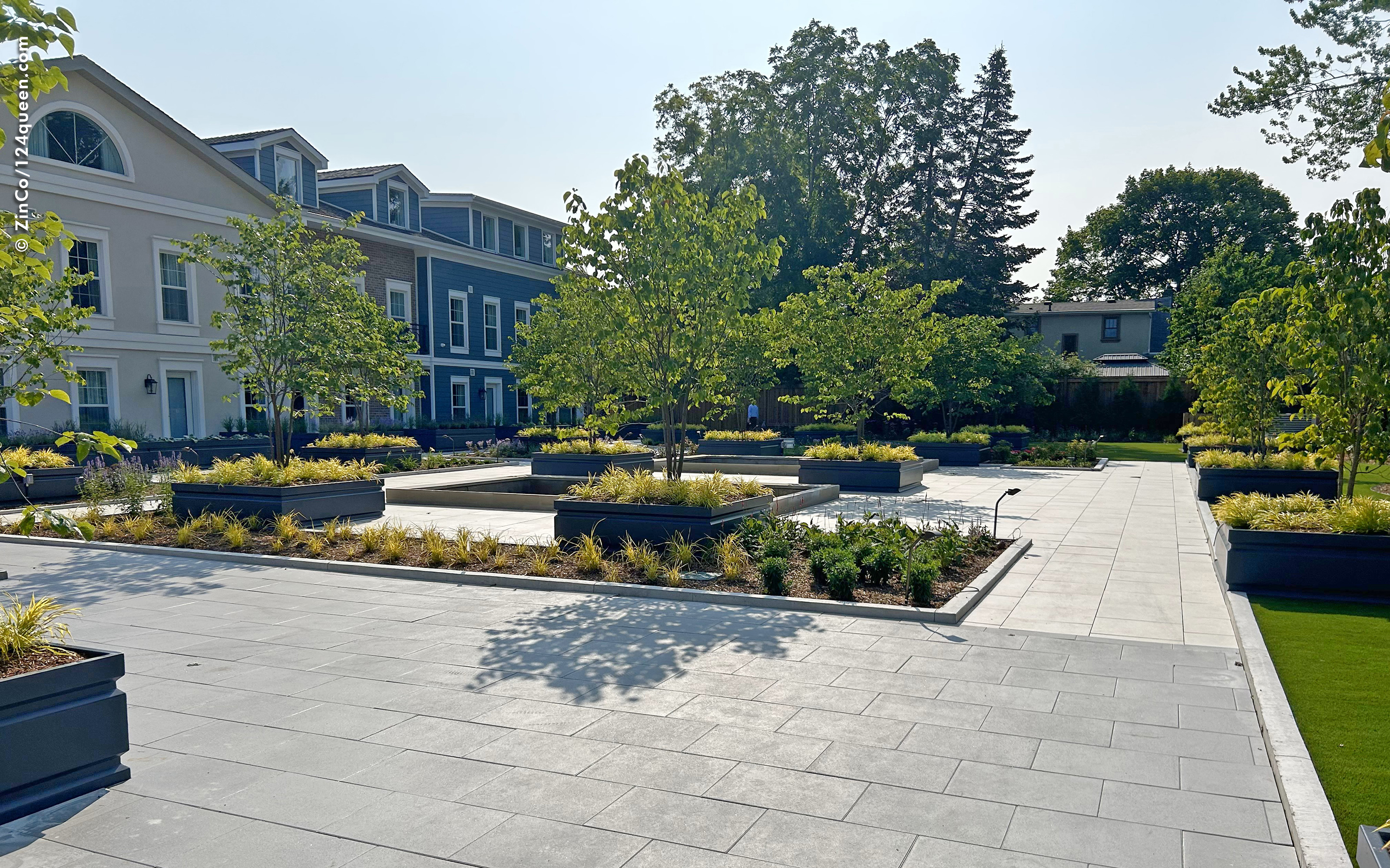 Plattenbeläge und Pflanzbereiche