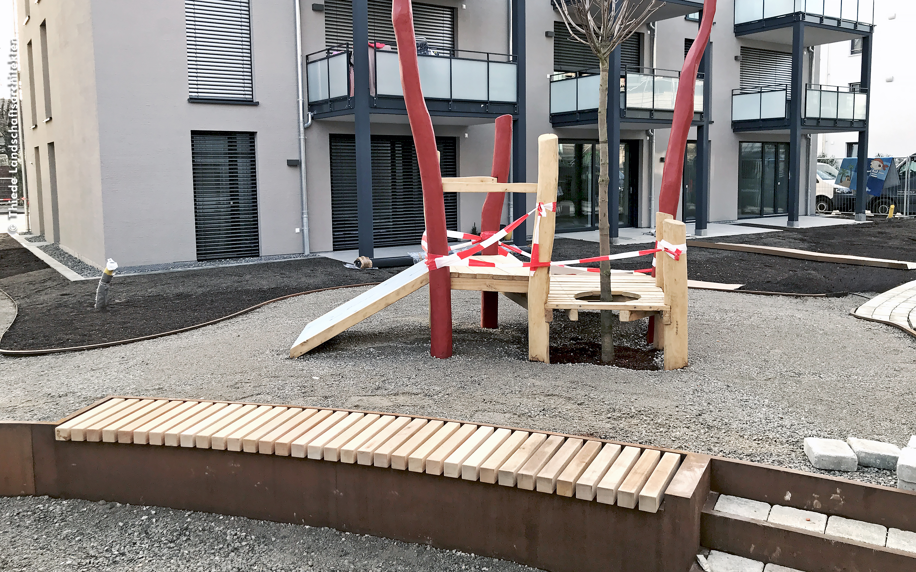 Spielbereich mit Sitzbänken