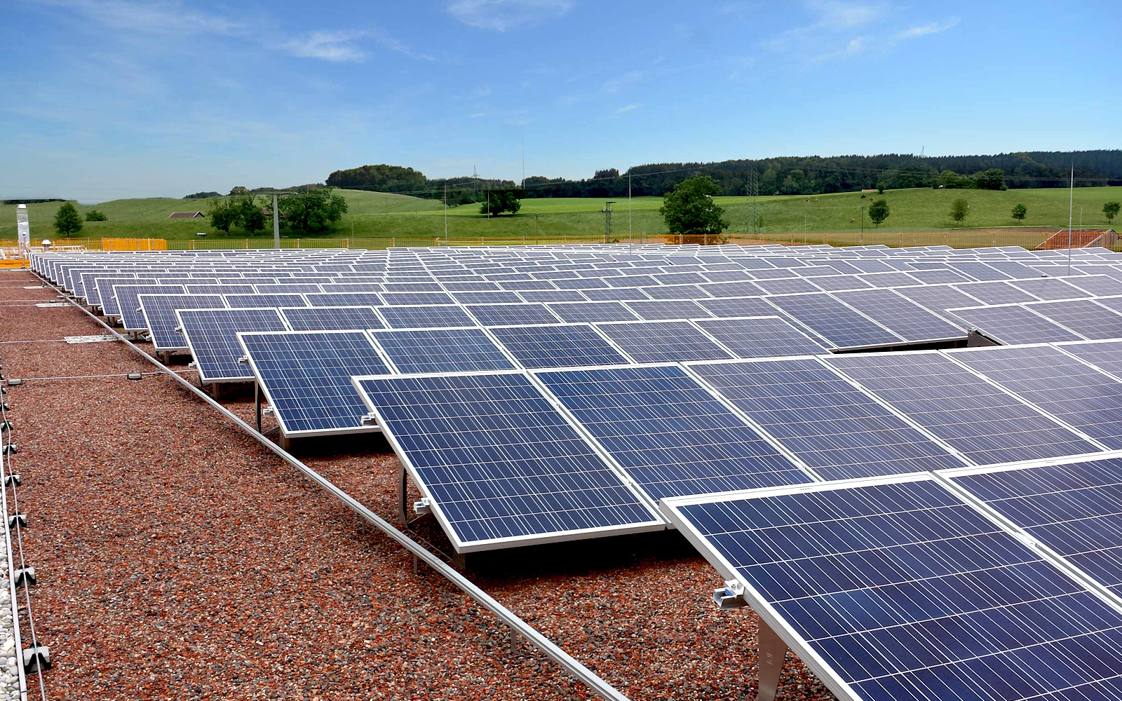 Solaranlage mit Absturzsicherung auf einem Dach
