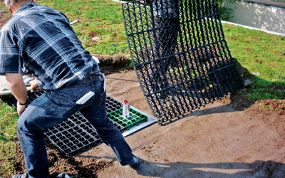 Mann verbindet Rasterelemente des Fallnet® SR