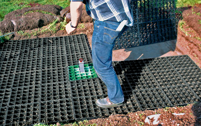 Zusammengesteckte Rasterelemente mit Anschlagpunkt und Substrat