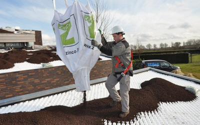 Substrat wird in Big Bags auf das Dach befördert