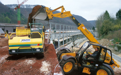 Offenes Substrat wird auf das Dach befördert