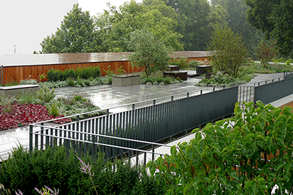 Dachgarten mit Gehbelag und Geländer