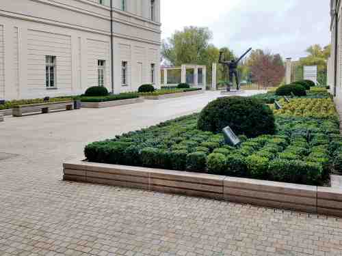 Innenhof mit Pflanzbeeten