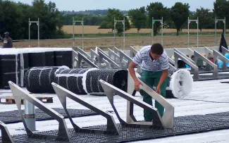 Solargrundrahmen werden am dem Dach montiert