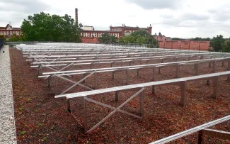 Solaraufständerung und Substrat auf einem Dach