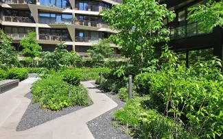 Wohnanlage mit Grünflächen und Gehwegen