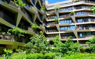 Begrünte Tiefgarage und Gebäude