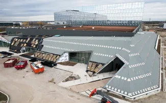 Steildach während Begrünungsarbeiten