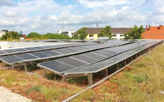 Gründach mit Solar in Schmetterlings-Anordnung