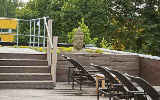 Liegestühle vor Buddha-Figur