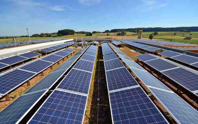 Dach mit Photovoltaik in Süd- und Sattelanordnung